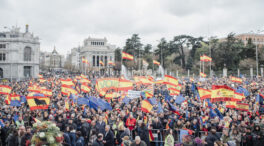 Miles de personas se manifiestan para pedir la dimisión de Sánchez junto a PP y Vox