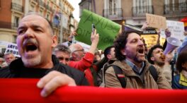 Cientos de personas se concentran frente a Génova para pedir la dimisión de Díaz Ayuso