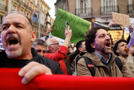 Cientos de personas se concentran frente a Génova para pedir la dimisión de Díaz Ayuso