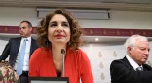 Montero fabrica un informe para justificar que se salta la ley para aprobar los Presupuestos