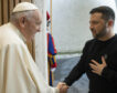 El Papa insta a Zelenski a «alzar la bandera blanca» y negociar con Rusia el fin de la guerra