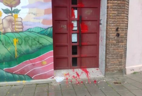 Vandalizan la sede del PSOE de Zamora al lanzar huevos de pintura roja y amarilla