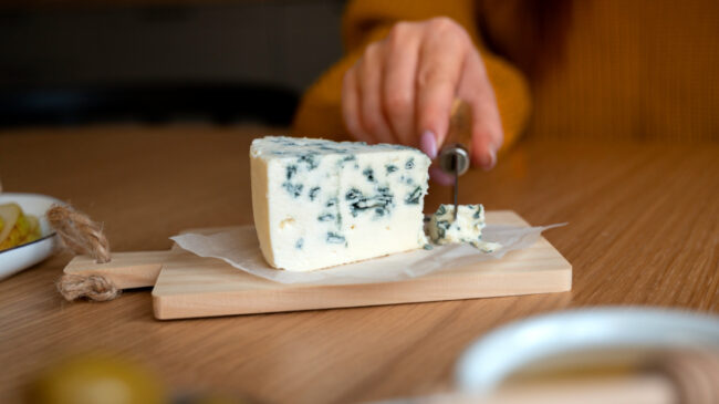La letra pequeña del queso azul: en qué casos no deberías comer este lácteo