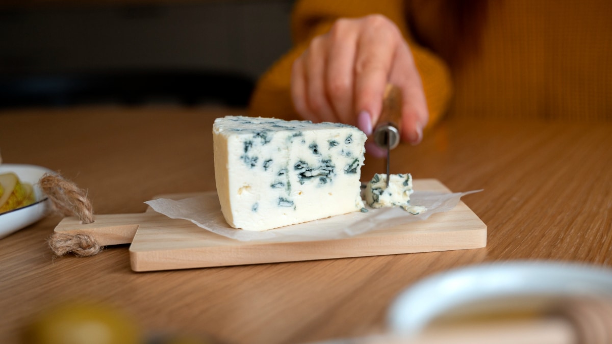 La letra pequeña del queso azul: en qué casos no deberías comer este lácteo