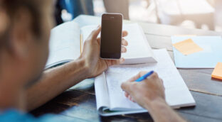 Un tercio de los alumnos españoles se distrae en clase con su móvil o con el de un compañero