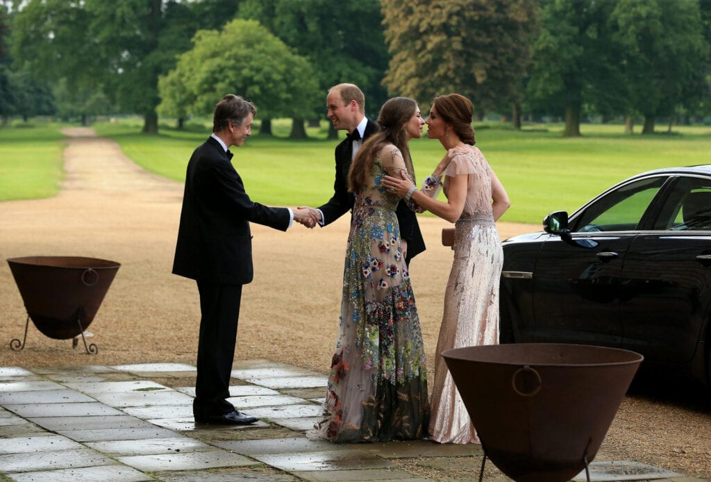 Kate Middleton saludando a Rose Hanbury
