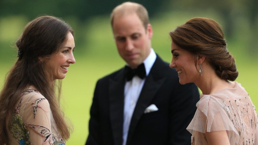 Kate Middleton saludando a Rose Hanbury y, de fondo, el príncipe Guillermo