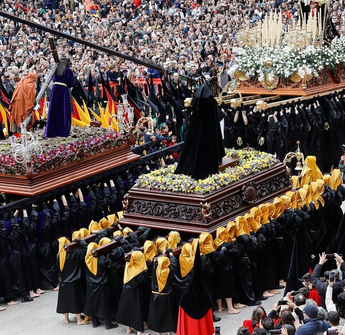 La lluvia cancela varias procesiones del Viernes Santo y respeta otros pasos y tradiciones