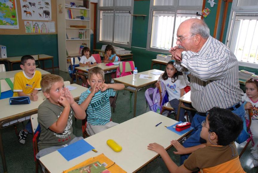 Profesor de silbo gomero enseñando a un grupo de estudiantes en el colegio | Ministerio de cultura
