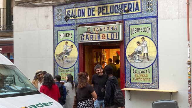 «Me asomo a la ventana, eres la checa de ayer»: una visita a la taberna de Pablo Iglesias