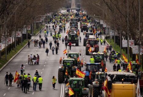 Cerca de 80 tractores marchan por que las explotaciones sean «rentables y luego verdes»