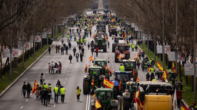 Cerca de 80 tractores marchan por que las explotaciones sean «rentables y luego verdes»