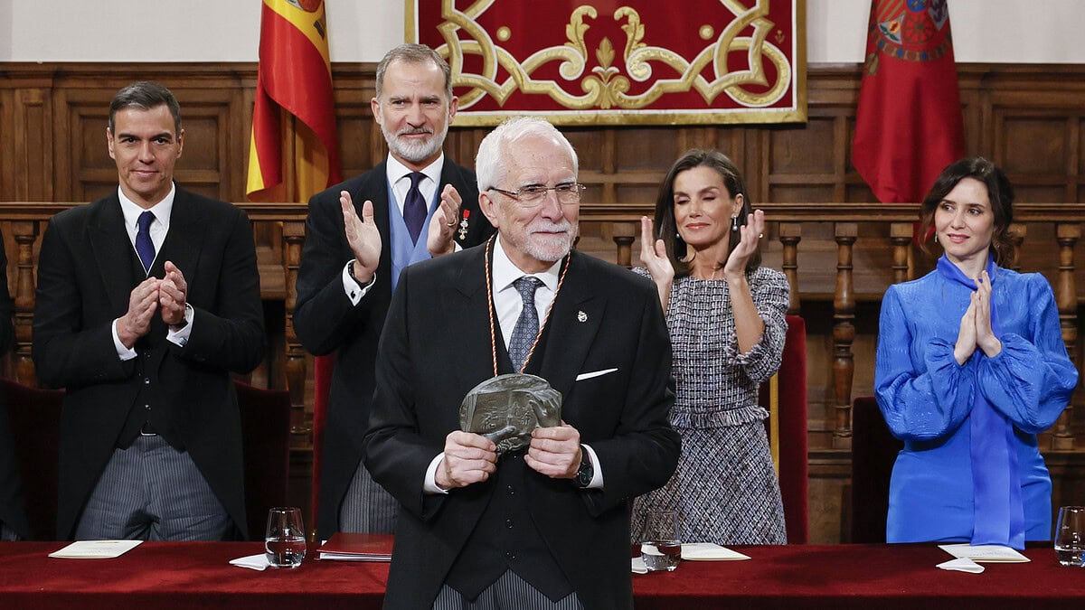 Luis Mateo Díez recibe el premio Cervantes 2023 de manos de Felipe VI