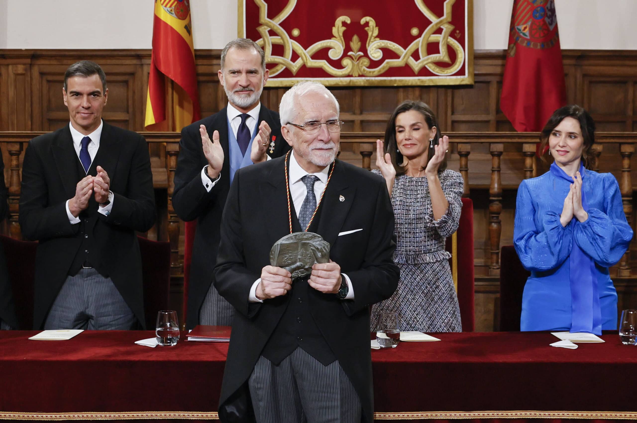 Luis Mateo Díez recibe el premio Cervantes 2023 de manos de Felipe VI