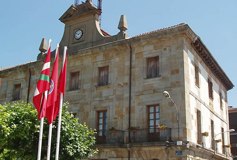 La Justicia obliga a un ayuntamiento de Bildu a colocar la bandera de España y la foto del Rey