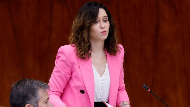 Ayuso: «Sólo con el contrato de Broncano se podría pagar el sueldo a 400 médicos durante un año»