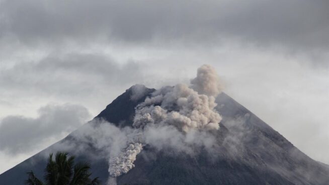 Cerrado el aeropuerto internacional de Indonesia tras las erupciones de un volcán