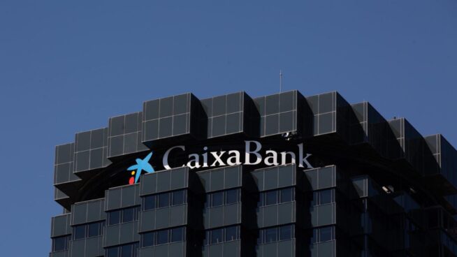 Caixabank vende su 2,5% en Telefónica y Criteria abandona el accionariado de Cellnex