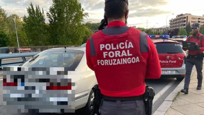 Se fuga un conductor en Pamplona sin seguro ni ITV, con un cuchillo, positivo en alcohol y con un menor