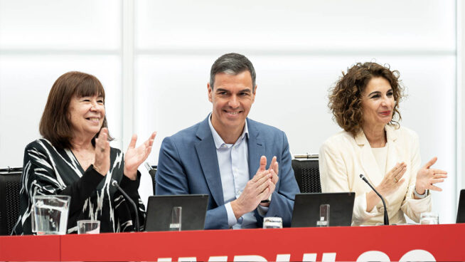El PSOE convierte su comité en un acto público de apoyo a Sánchez con pantallas en Ferraz