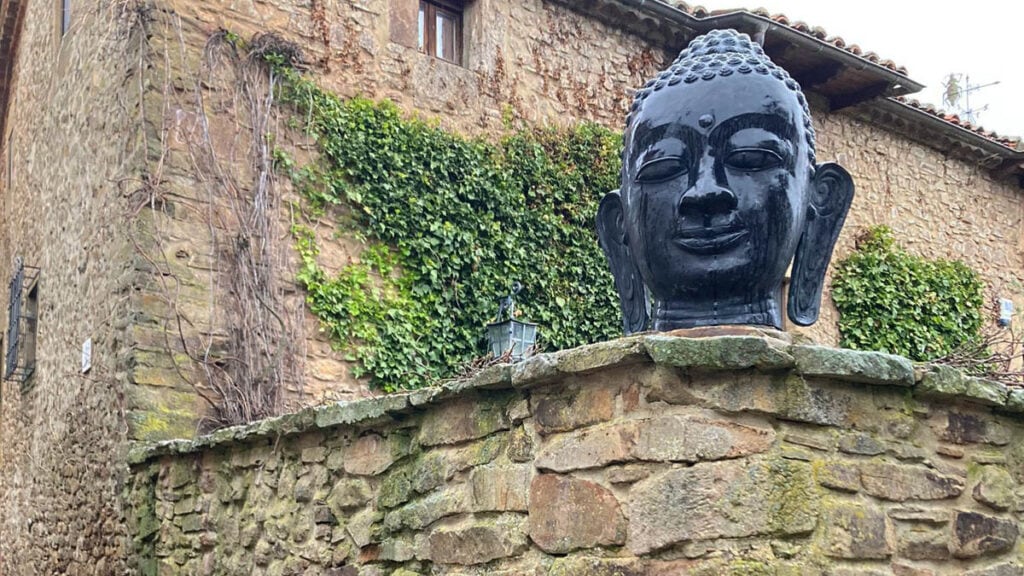 Una de las cabezas budistas en la vivienda de Sánchez Dragó