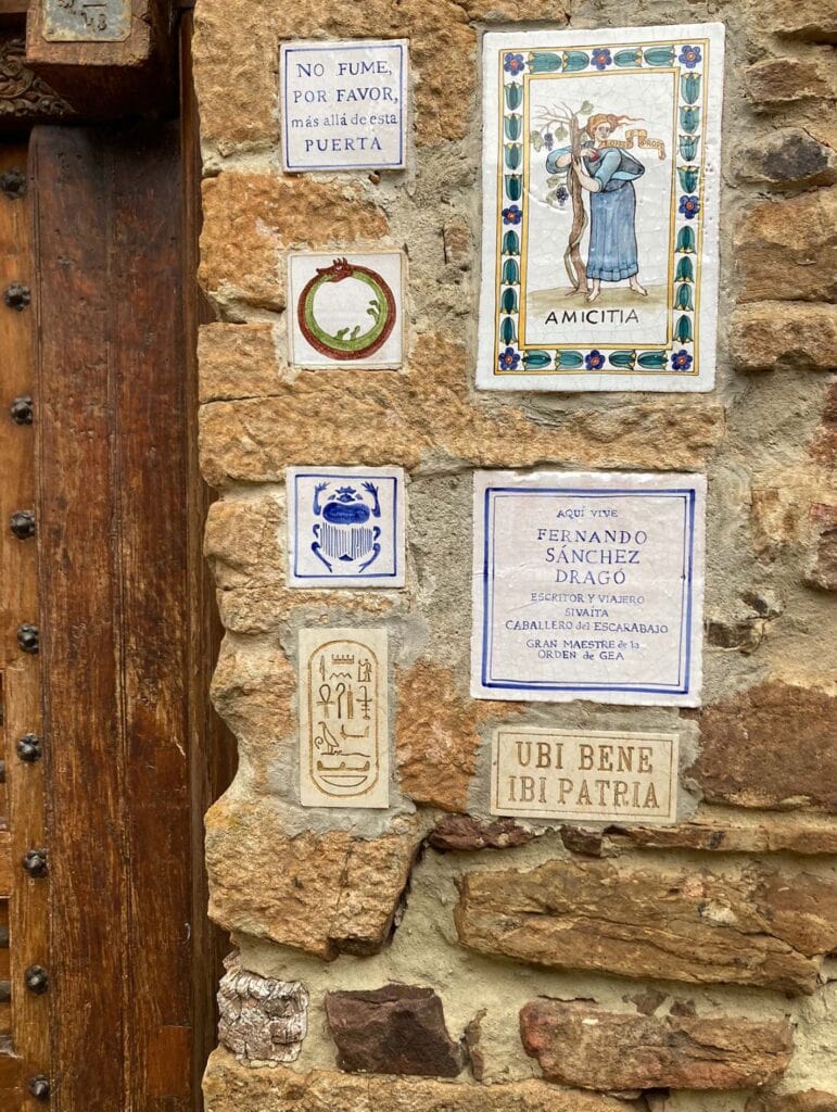 Entrada a la casa del escritor en Castilfrío de la Sierra (Soria)