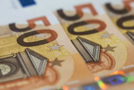 La Eurocámara apoya limitar a 10.000 euros los pagos en efectivo para frenar el blanqueo