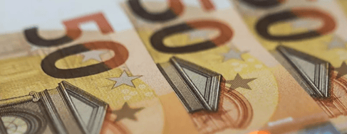 La Eurocámara apoya limitar a 10.000 euros los pagos en efectivo para frenar el blanqueo