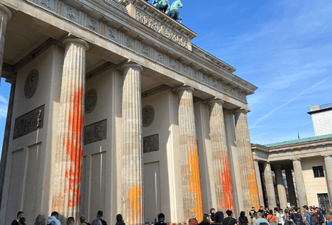 Ocho meses de cárcel para los activistas que vandalizaron la puerta de Brandeburgo (Berlín)
