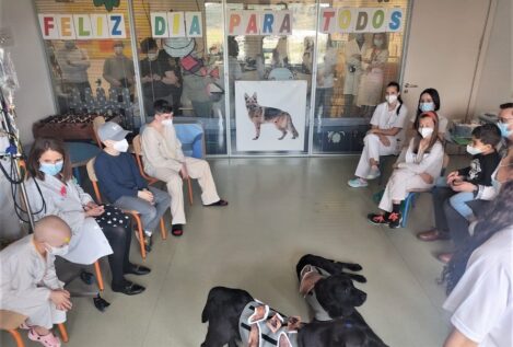 La Junta incorpora la terapia canina en hospitalización de pediatría en el HUBU