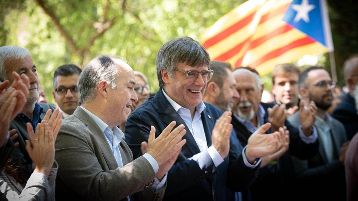 Puigdemont debate con su núcleo duro si regresa por sorpresa a España el 10 de mayo