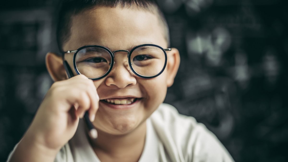 Un niño usando gafas