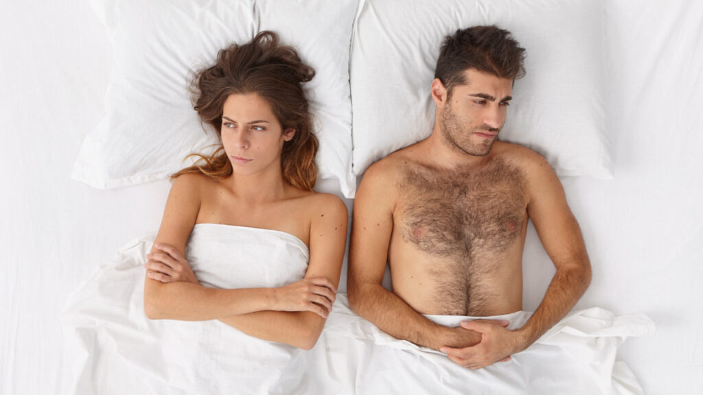 Una pareja con mala relación en la cama