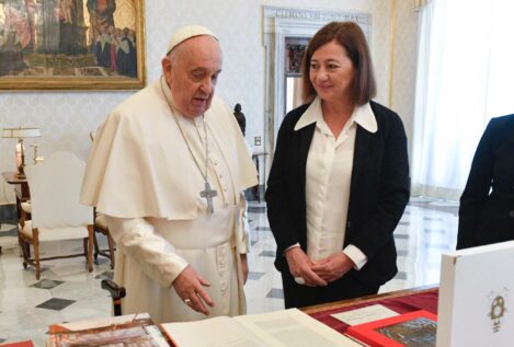 El papa Francisco recibe a Francina Armengol en el Vaticano