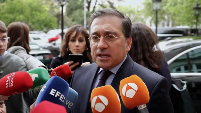 Albares dice que «el acoso político y mediático» a Sánchez degrada la democracia
