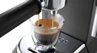 PcComponentes rebaja esta cafetera express DeLonghi: ahorra casi 100€ y llévate dos tazas de regalo