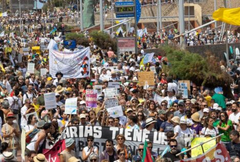 Miles de canarios se echan a la calle contra el turismo de masas: "Canarias tiene un límite"