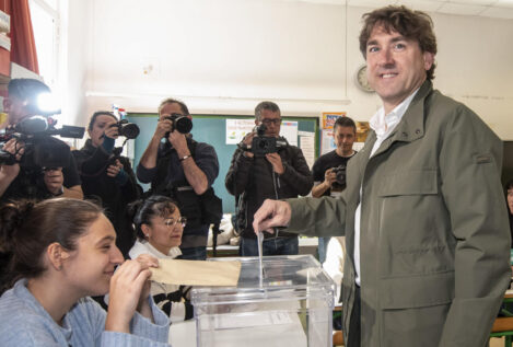 Los candidatos cumplen con las urnas y apelan con esperanza al voto masivo en el País Vasco