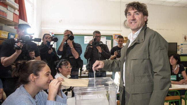 Los candidatos cumplen con las urnas y apelan con esperanza al voto masivo en el País Vasco
