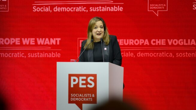 Una eurodiputada socialista denuncia pintadas insultantes cerca de su vivienda: «Puta, asco»