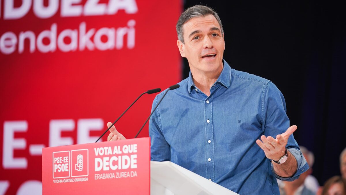 Sánchez acusa a PP y Vox de «banalizar» el franquismo y «equipararlo» con la democracia