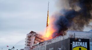 Un incendio en la Bolsa de Copenhague causa el derrumbe de su histórico chapitel