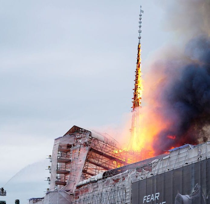 Un incendio en la Bolsa de Copenhague causa el derrumbe de su histórico chapitel