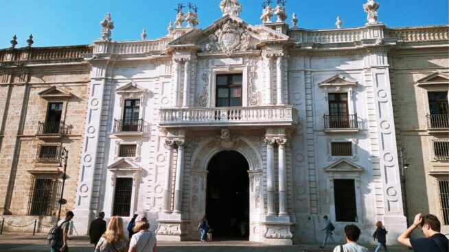 La Universidad de Sevilla investiga a un profesor acusado de «invitar» a consumir «drogas duras»