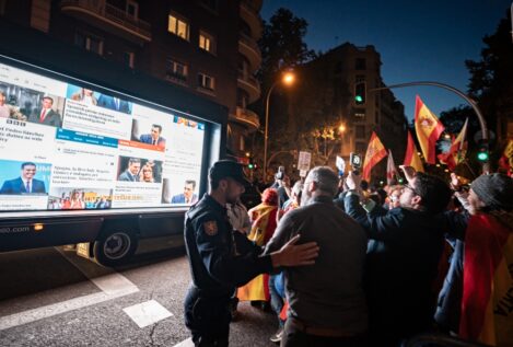 Manifestantes a favor y en contra de Sánchez se concentran en Ferraz sin incidentes