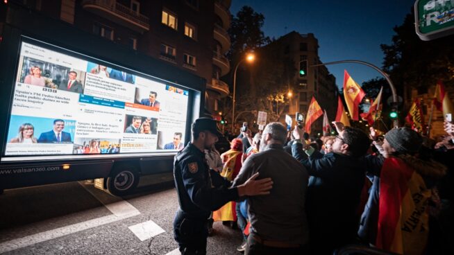Manifestantes a favor y en contra de Sánchez se concentran en Ferraz sin incidentes