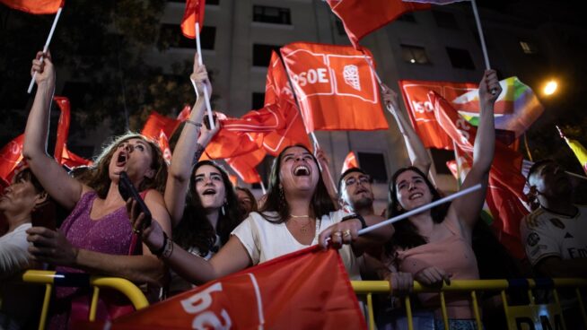 Militantes del PSOE impulsan en Ferraz una manifestación a favor de Sánchez el sábado