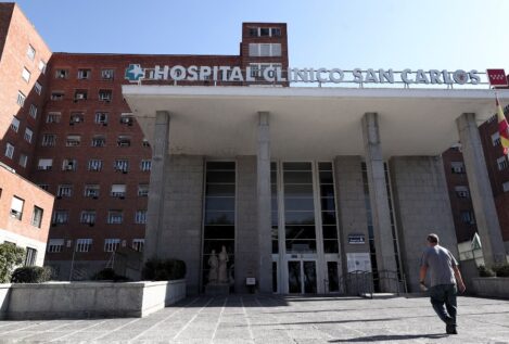 Los MIR del hospital madrileño Clínico San Carlos denuncian impagos en sus nóminas
