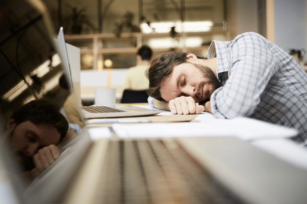 Hombre dormido en el trabajo | Pixabay 