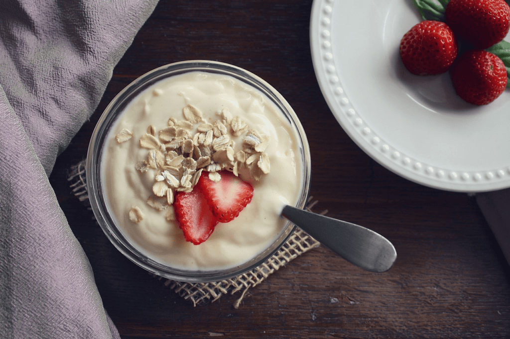 Yogur natural en el desayuno | Pixabay